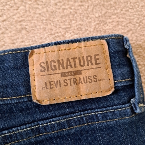 Levi's Signature Jeans Women's 29 Mid Rise  Straight Blue Denim Dark Wash - Picture 13 of 14
